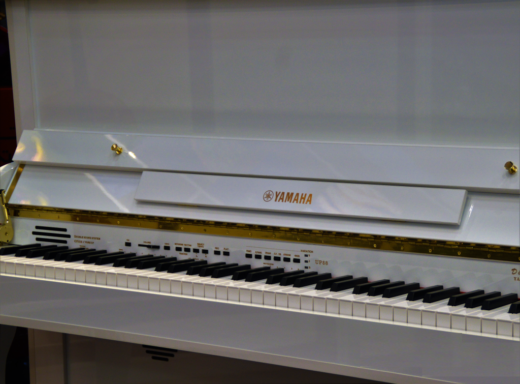 پیانو طرح آکوستیک یاماها مدل UP88 نمای کلاویه. خرید پیانو یاماها