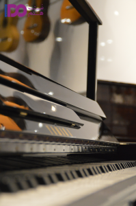 پیانو طرح آکوستیک مدل UX90 نمای کلاویه