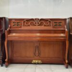 پیانو اکوستیک sc-320cmf از زاویه دیگر با در بسته